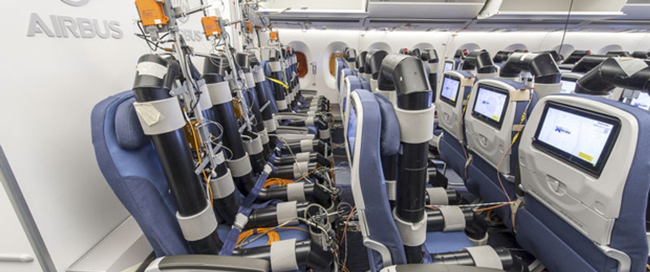 Airbus hatte vorab schon einige Bilder vom Praxis-Test der neuen Innenausstattung getwittert, hier die Economy.