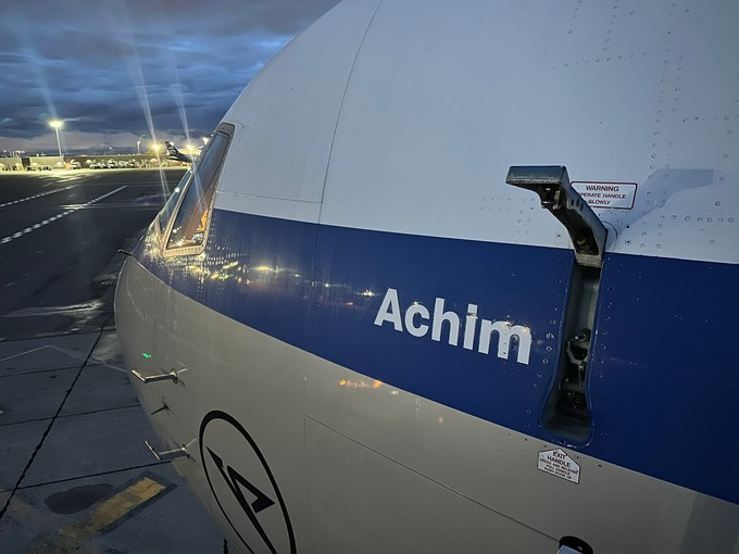 Der alte Name ist noch immer auf dem Flieger zu sehen.