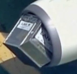 Eingesaugter Container bei Japan Airlines 2009: Triebwerke saugen eine Tonne Luft pro Sekunde an.
