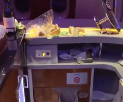 Die Bar im Airbus A380 von Emirates: Bild der Verwüstung.