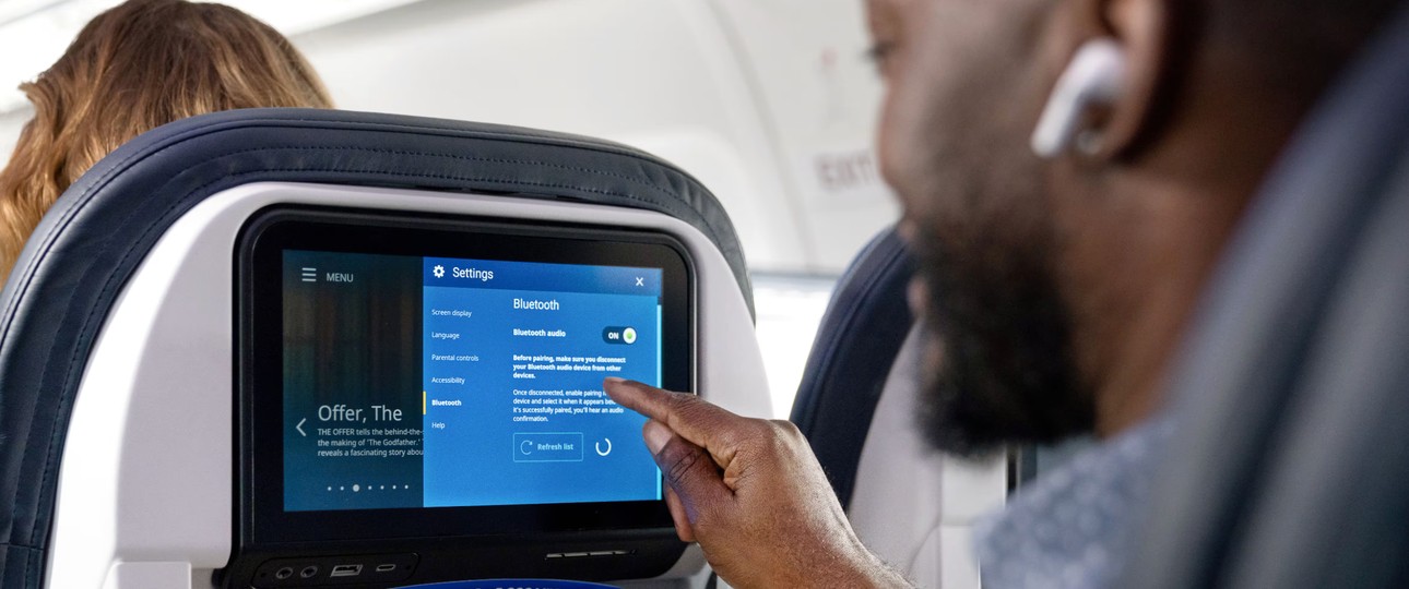 Reisender mit Kopfhörern bei United: So soll es sein. 