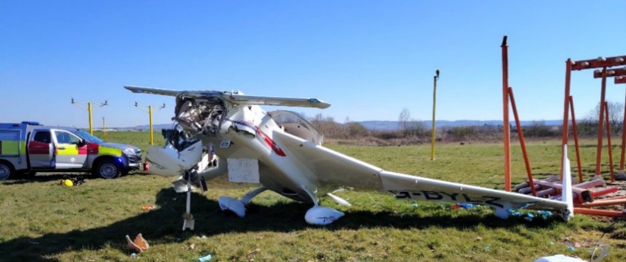 Das Kleinflugzeug nach dem Absturz in Gloucestershire: Der Pilot überlebte leicht verletzt.