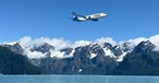 Boeing 737 Max 10 über Alaska (Montage): Alaska Airlines baut aus. 