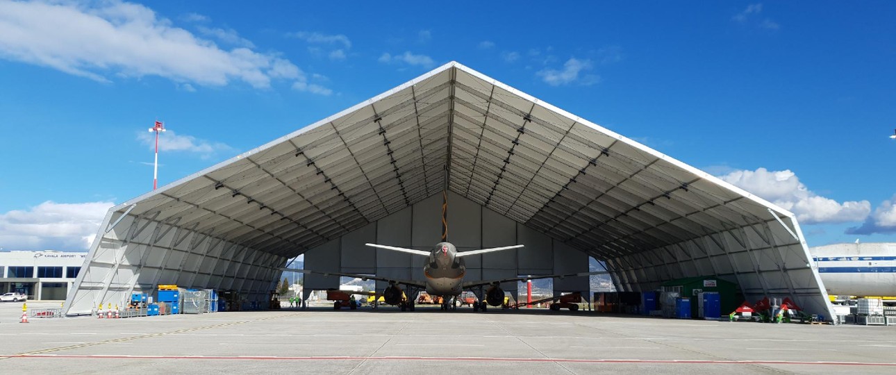 Condors Airbus A320 im mobilen Hangar in Kavala: Kennzeichen D-AICP.