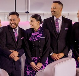 Kabinencrew von Air New Zealand in aktuellen Uniformen: 2025 soll es neue geben.