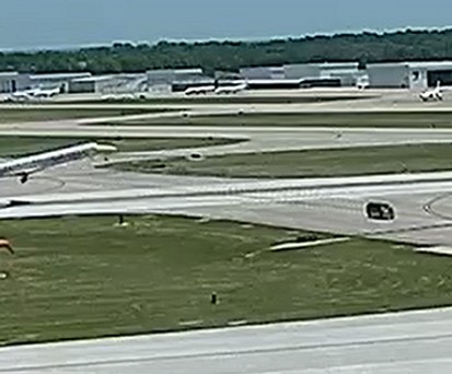 Auto fährt knapp vor startender Embraer vorbei