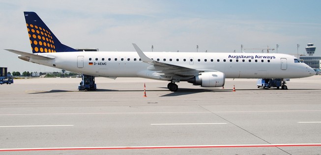 Augsburg Airways wurde 1980 unter dem Namen Interot Airservice in Augsburg gegründet. 1996 benannte sie sich um und wurde Mitglied des Regionalverbundes «Team Lufthansa». Ab 2003 war sie mit Lufthansa-Flugnummern unterwegs. Als Lufthansa die Zusammenarbeit aufkündigte, ging es bergab und Augsburg Airways stellte den Flugbetrieb Ende Oktober 2013 ein.