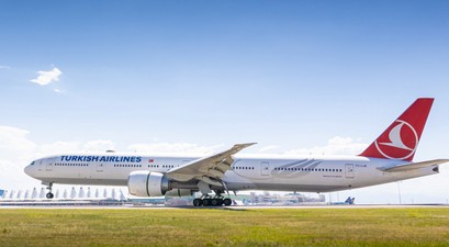 TC-LJE (hier in Denver): Die Boeing 777-300 ER stellte für Turkish Airlines einen Rekord auf. 