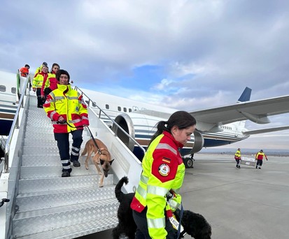 Helfende der Hilfsorganisation Isar: Am Dienstag trafen erste Helfende in Gaziantep ein.