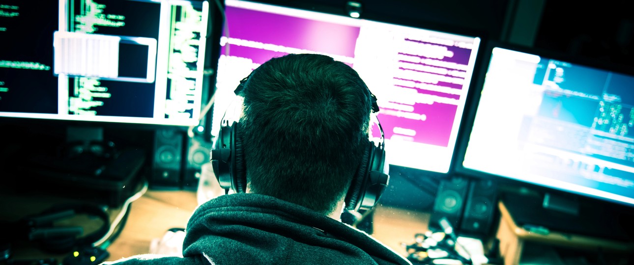 Hacker vor seinem Computer: In den USA warnt dass FBI die Luftfahrtbranche.