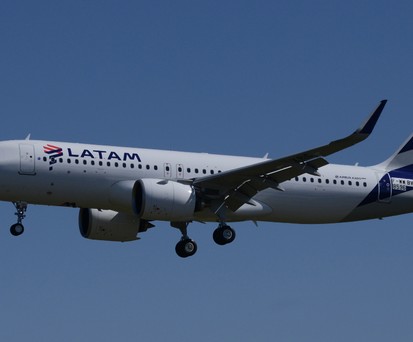 Jet von Latam: In Bogota hatte die Airline ein Problem mit enttäuschten Fans.