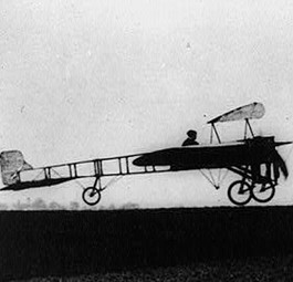 Erstmals überhaupt flog am 30. April 1913 ein Flugzeug auf die Kanarischen Inseln. Pilot Léonce Garnier begeisterte mit seiner Blériot XI die Bevölkerung von Gran Canaria mit seinen Künsten.