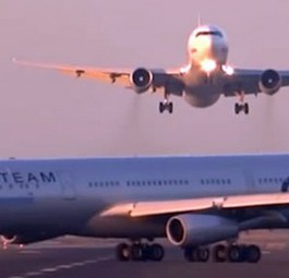 Der heikle Moment: Die Boeing 767 fliegt auf den Airbus A340 zu.