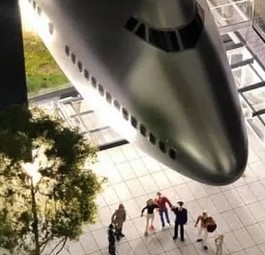 Der Rumpf der ehemaligen United-Boeing-747 wird über den Köpfen der Passanten hängen.