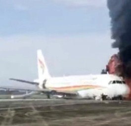 Airbus A319 kommt bei Start von Piste ab und fängt Feuer