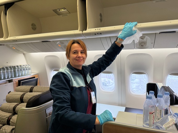 Henriette Loos prüft die Gepäckfächer genau. Gereinigt wird mit speziellen Tüchern und zertifizierten Mitteln – Flüssigkeiten kommen nur sehr begrenzt zum Einsatz, um empfindliche Bereiche zu schützen.