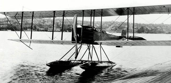 Damit begann alles: Das B &amp; W Seaplane, das später auch Boeing Model 1 hieß. Es war 8,38 Meter lang, hatte eine Spannweite von 15,8 Meter und konnte bis zu 120 Kilometer pro Stunde schnell fliegen. Zwei Stück wurden gebaut und nach Neuseeland verkauft.