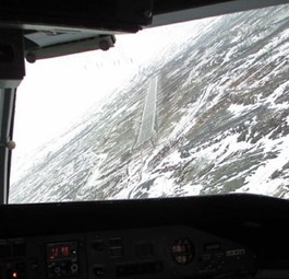 <div class="page" title="Page 6">
<div class="layoutArea">
<div class="column">

Die Dash 8 dreht kurz vor der Landung auf die Pistenachse in Kirkenes ein.

</div>
</div>
</div>