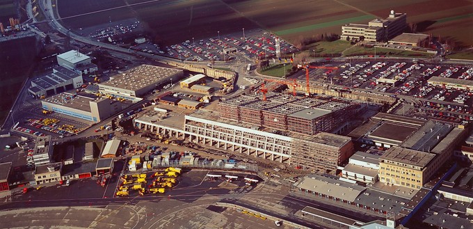 Damals wurde das neue Terminal 1 nach fünfjähriger Bauzeit in Betrieb genommen. Im darauffolgenden Jahr erhält das Architekturbüro, das die Fluggasthalle entwarf, dafür den Deutschen Stahlbaupreis.