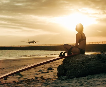 Frau am Strand: Wo landete sie wohl?