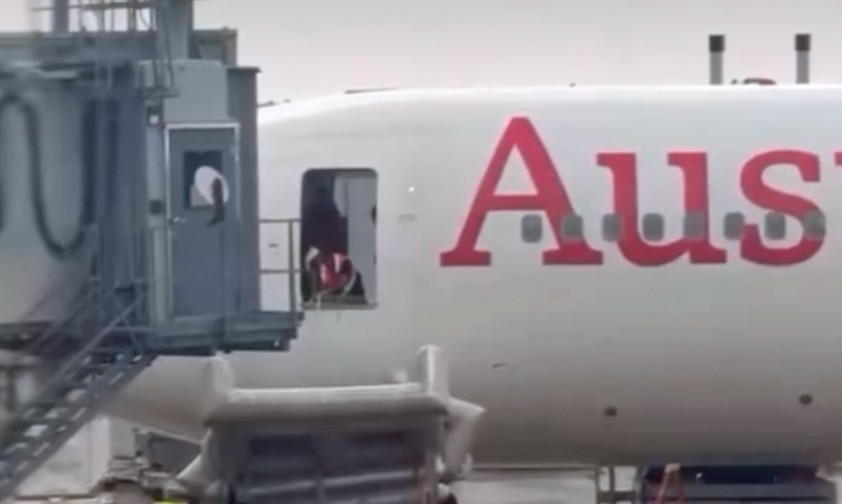 Die Notrutsche wird abtransportiert: Verzögerungen beim Abflug der Boeing 767 von Austrian Airlines.