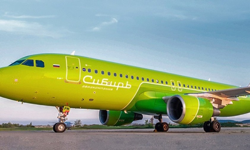 Airbus A320 von S7 Airlines in der Speziallackierung: Сиби́рь.