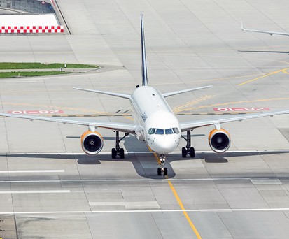 Boeing 757 von Icelandair überquert Piste 10/28: Der Flughafen Zürich will das Risiko reduzieren.