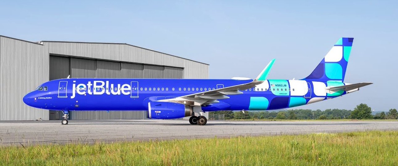 Der erste Jet von Jetblue in der neuen Lackierung.