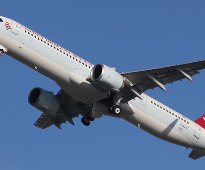 Der A321 Neo mit dem Kennzeichen B-HPD und Cathay-Dragon-Bemalung (hier noch mit Testflug-Kennzeichen) Anfang November bei Airbus.