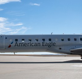 Embraer E145 von Envoy Air: Unter dem Namen American Eagle führen Regionalfluglinien Zubringerflüge für American Airlines durch. Viele Jets bleiben aktuell aber am Boden.