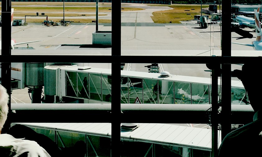 Männer am Flughafen: Sie machen die Mehrheit der Pöbel-Passagiere aus.