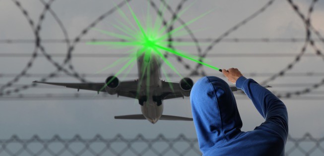 Laserattacke (Bildmontage): Kein Lausbubenstreich, sondern eine Straftat.