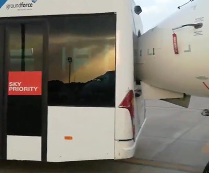 Der Unfall: CRJ und Bus stießen zusammen.