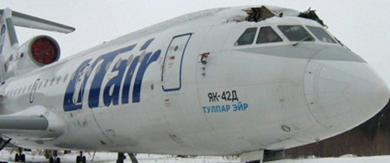 Die Jak-42 von UT Air: Cockpit beschädigt.