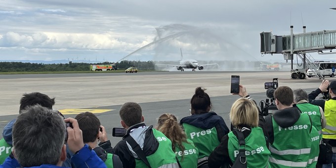 Ebenfalls am Mittwoch landete das französische Team am Flughafen Paderborn/Lippstadt mit einer ...