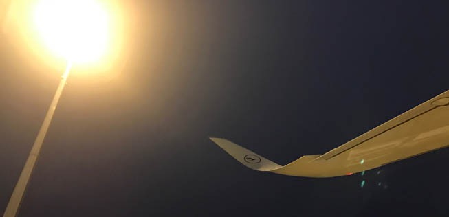 Der A350 hat ein aerodynamisches Flügeldesign mit nach oben auslaufenden Spitzen. Die Form der Tragflächen kann je nach Flugphase angepasst werden. Das spart Treibstoff.