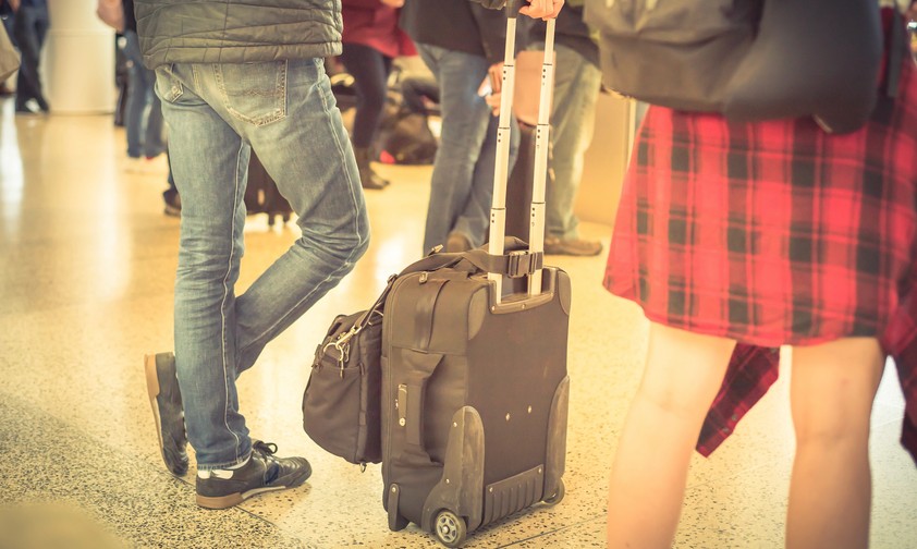 Mann am Flughafen: In den USA darf er die Schuhe künftig anbehalten.
