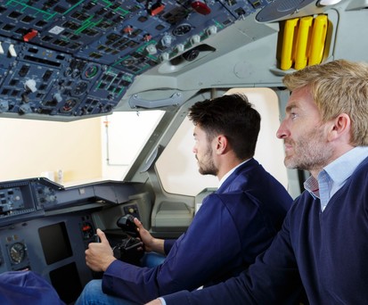 Piloten in einem Cockpit: Die Easa schickt Testpersonal regelmäßig für die Zulassung neuer Flugzeuge um die Welt.