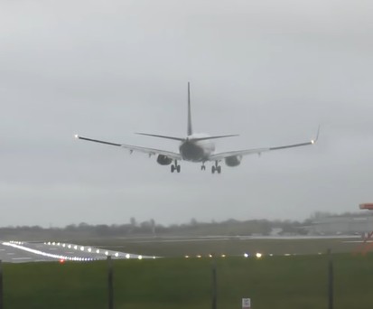 Eines der spektakulärsten  Manöver war der Touch-and-go einer Boeing 777 von British Airways in London Heathrow.