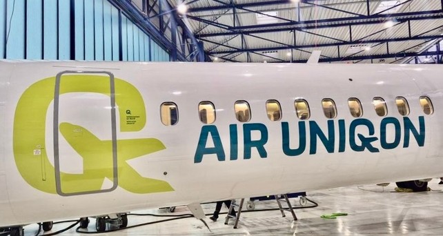 Die Lackierung von Air Uniqon auf der De Havilland Canada Dash 8-400: Bald im Einsatz.