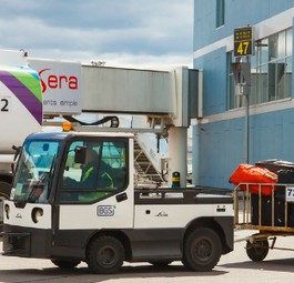 Wer an einem Flughafen Fahrzeuge bedienen will, muss neben den normalen Verkehrsregeln noch viele weitere Regeln kennen.