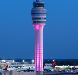 Airport Atlanta und ein Screenshot der nicht erreichbaren Webseite: Reisende müssen sich woanders informieren.