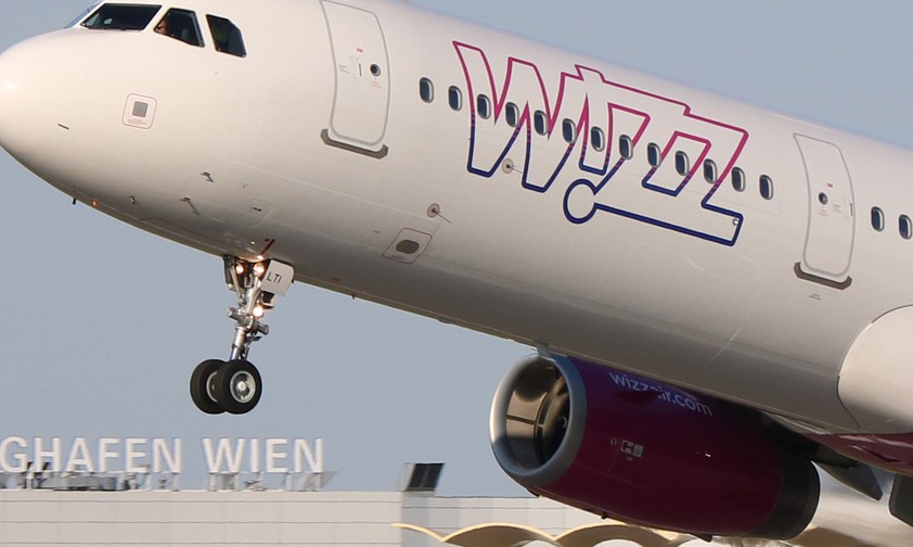 Airbus 321 von Wizz Air in Wien: Die Billigairline fliegt von VIE aus 38 Destinationen in 24 Ländern an.