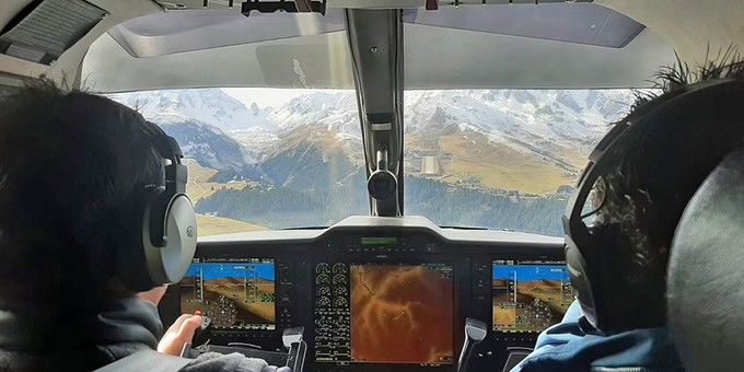 So siehz die Aussicht auf den Flughafen vor der Landung aus.