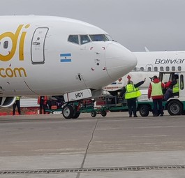 Zwei Gepäckfahrzeuge schieben eine Boeing 737: Eine umstrittene Aktion.