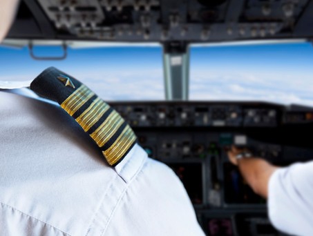 Piloten in einem Cockpit: In den USA steht ein Fake-Pilot vor Gericht.