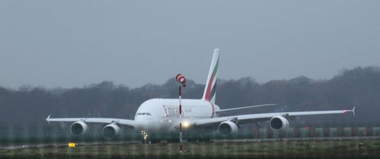 Airbus A380 von Emirates in Hamburg-Finkenwerder am Airbus-Werk.