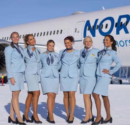 Die Crew vor dem Flugzeug.
