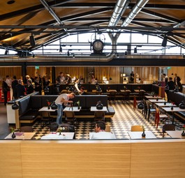 Markthallencharakter: Der zentrale Restaurantbereich der umgebauten Senator-Lounge von Swiss.