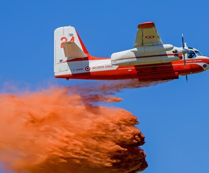 Eine Conair Turbo Firecat: Abwurf in zwei Phasen.